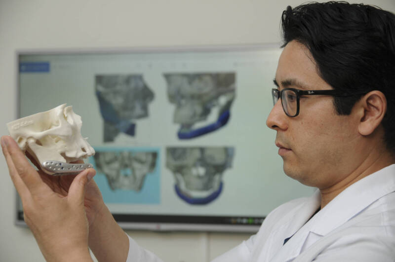 Cirurgia para reconstrução de mandíbula em Londrina dura 15 horas