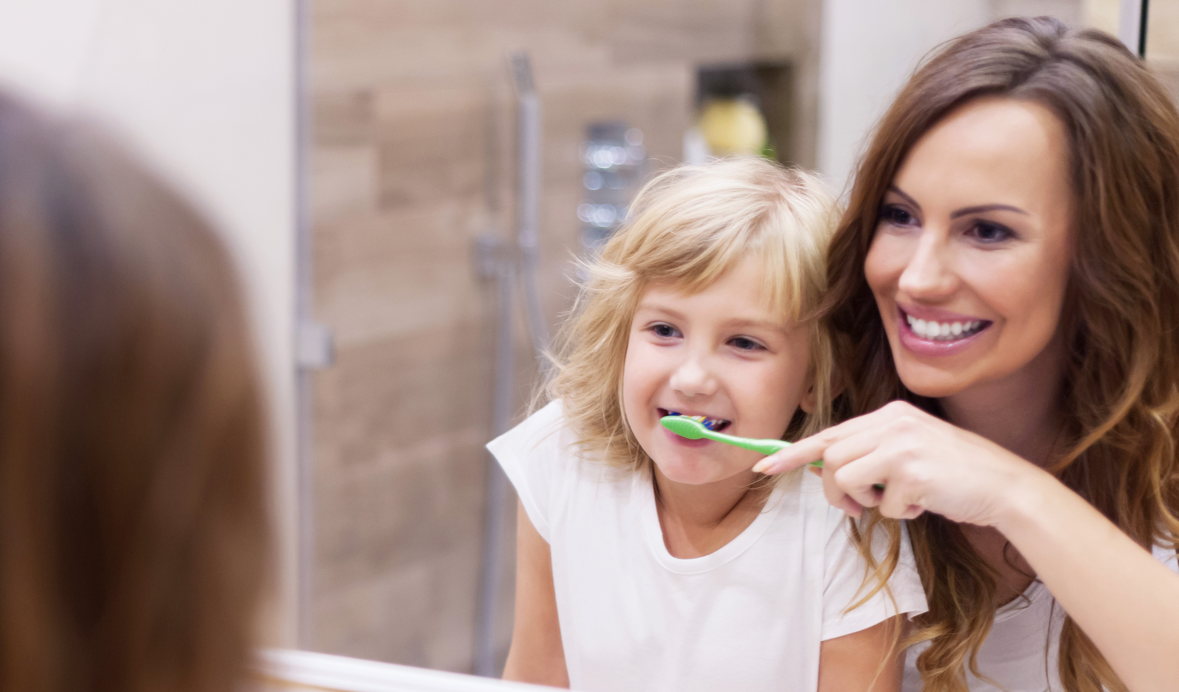 Como posso ajudar meu(s) filho(s) a cuidar dos dentes e evitar cáries?