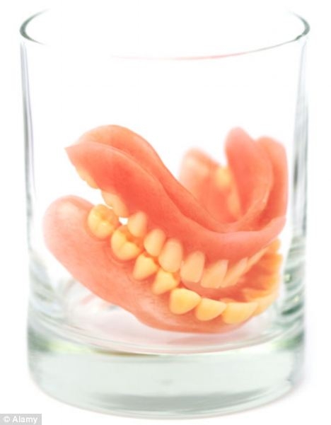 Bactérias mortais podem se esconder nas dentaduras, diz pesquisas