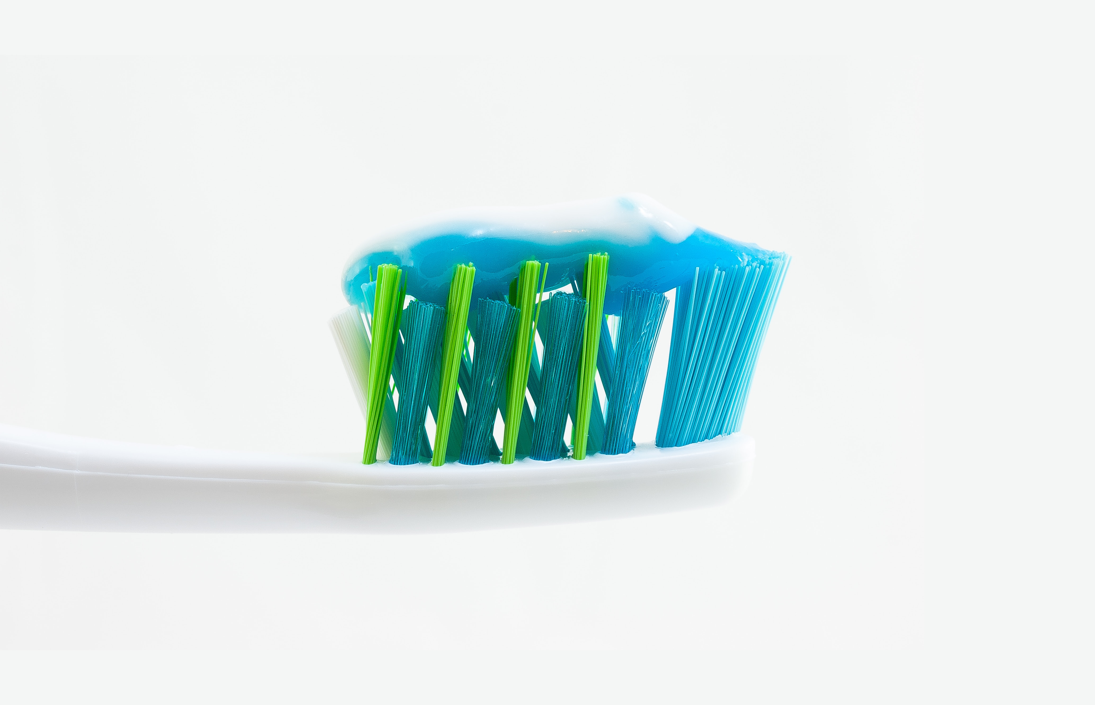 5 péssimos costumes que podem estragar sua escova de dentes