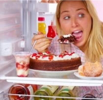 Especialistas alertam: “beliscar” à noite faz mal para os dentes