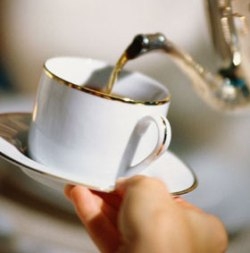 Pela saúde dos dentes, prefira chás a refrigerantes e sucos de fruta, recomendam especialistas